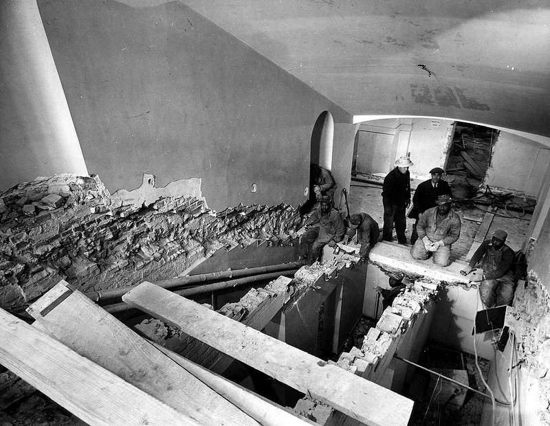 Travaux de rénovation des escaliers principaux de la Maison Blanche en 1948