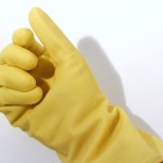 Le gant matériel utilisé pour enlever la moisissure des murs