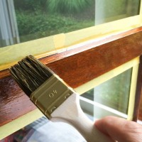 Peindre une fenêtre en bois