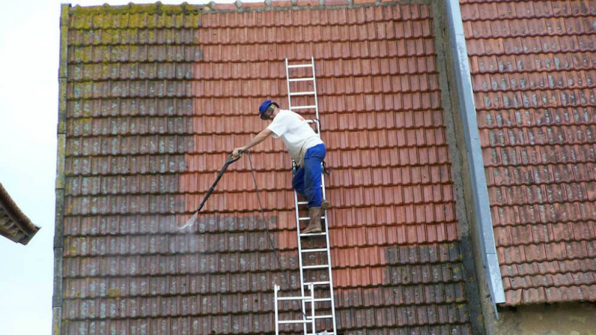 Comment S Attacher Sur Une Toiture En Pente Les travaux de peinture de toiture