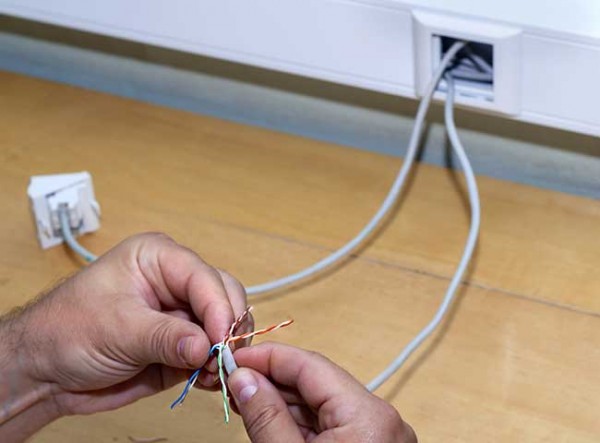 Installer une prise de téléphone