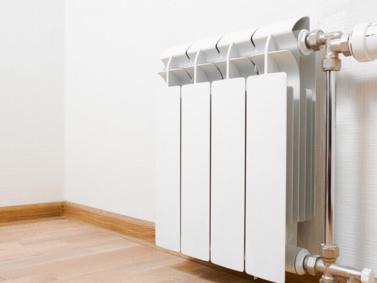 Монтаж биметаллических радиаторов. Радиатор отопления биметаллический какие лучше в квартиру. Радиаторы отопления в интерьере. Фирмы радиаторов отопления. Разике биометалического радиатора.