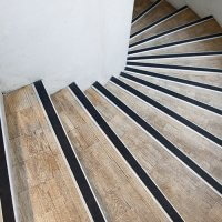 Nez de marche d’escalier : sécurité et normes