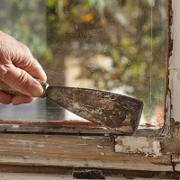 Prix pour la rénovation d’une fenêtre en bois abîmée