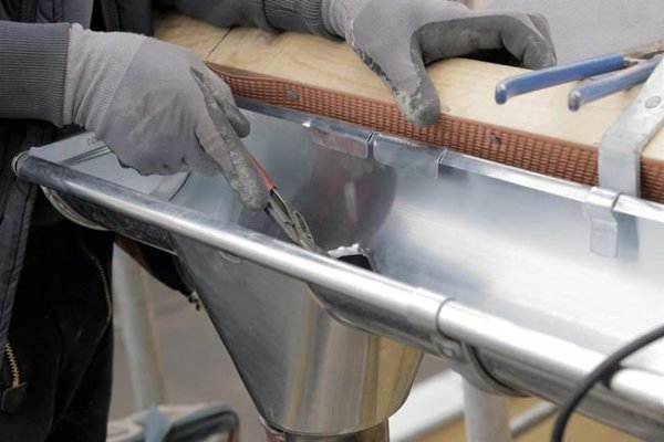 Comment réparer une gouttière en PVC, zinc ou alu