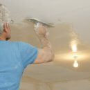 Comment rénover un plafond en plâtre ?