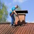 Démousser son toit soi-même : comment pulvériser l’anti-mousse sur la toiture ?