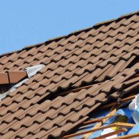 Réparer en urgence une toiture après tempête : quel pro contacter et à quel prix ?