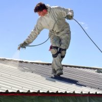 Prix d’un toit réfléchissant : combien pour peindre sa toiture en blanc ?