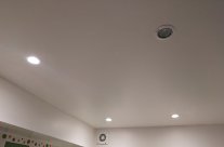 Guide pour changer l’ampoule d’un spot encastrable au plafond