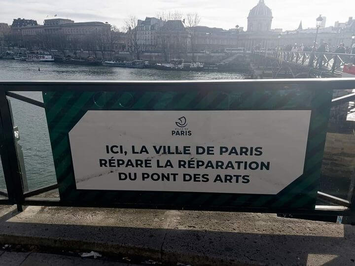 Ville de Paris panneau informatif Ici la ville de Paris répare la réparation du pont des arts
