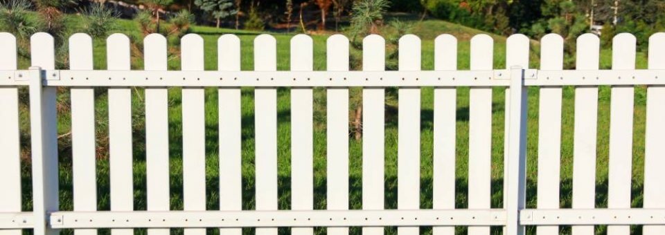 Pose d’une clôture de jardin : quelles sont les règles à respecter ?