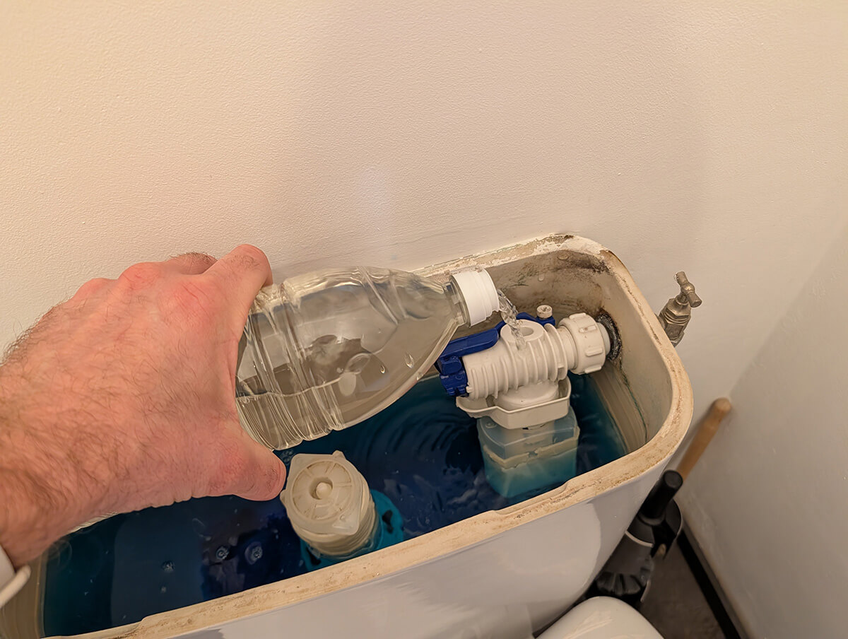 arrêter la fuite d'un réservoir WC qui coule